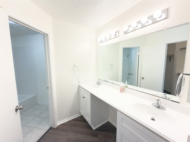 Building Photo - 13610 Piney Oaks Dr