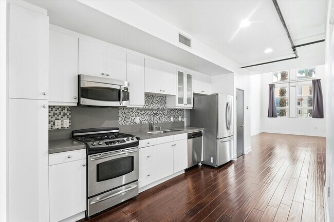 Building Photo - 911 E Santa Ana Blvd