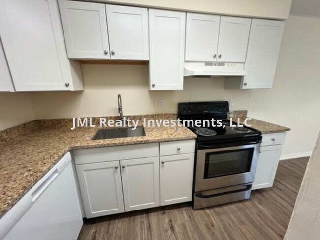Building Photo - 1 bedroom Condo with Lake access and a private fenced yard for rent.