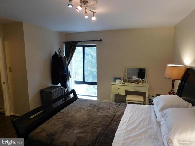 Building Photo - 6147 Leesburg Pike