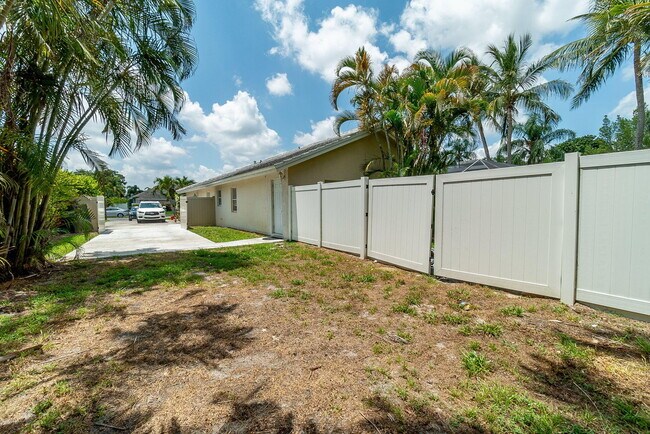 Building Photo - 13660 Folkestone Ct