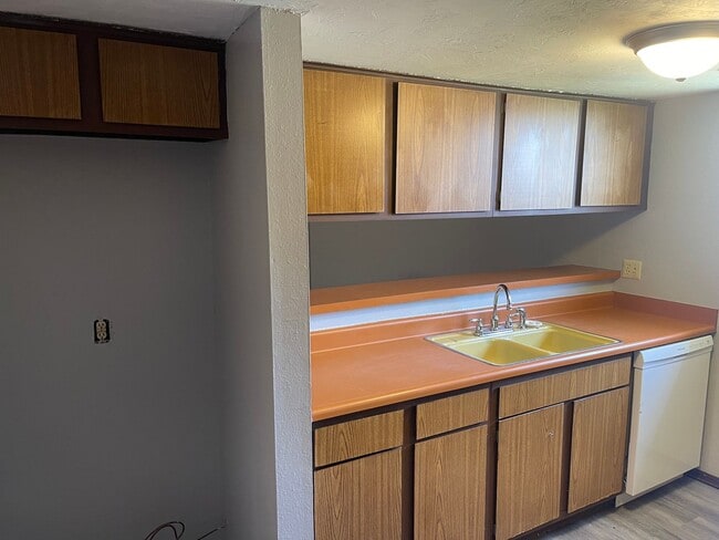 Building Photo - 2 bedroom duplex for rent in SW OKC near I...