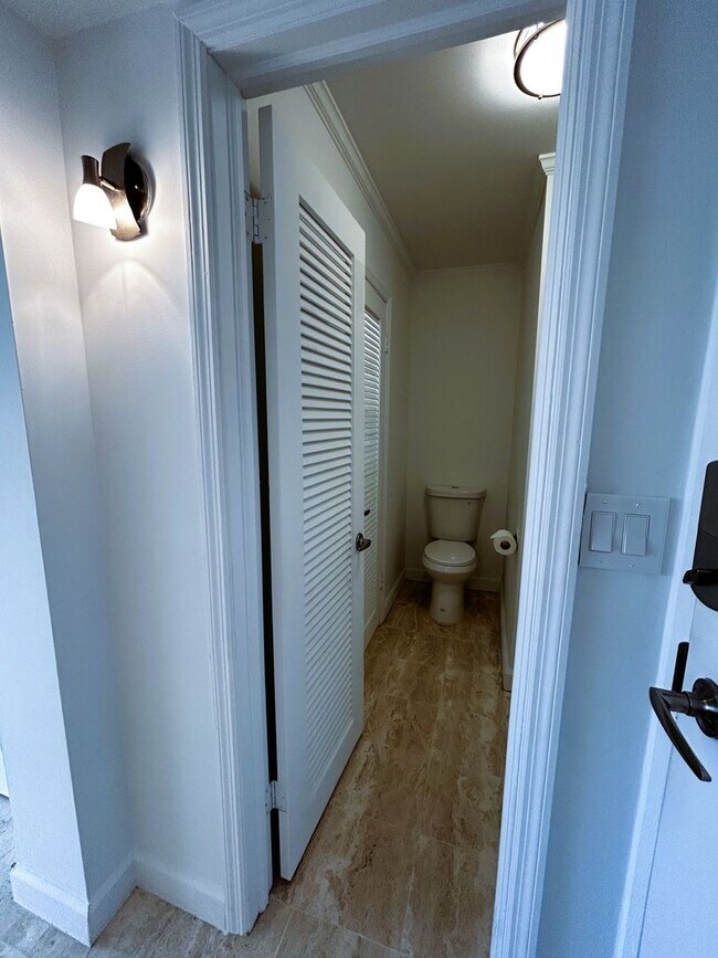 Building Photo - Large 1 Bedroom 1.5 Bath Condo - Steps from Fort Lauderdale Beach!