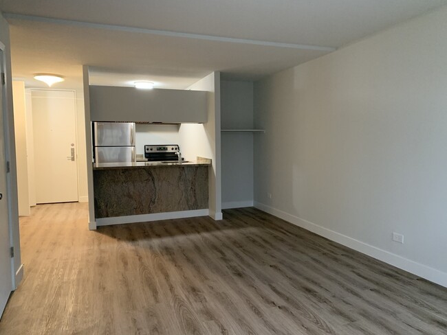 Building Photo - 2 E Oak St