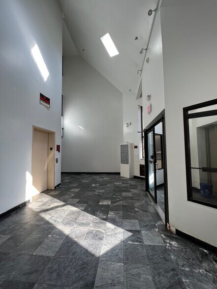 Elevator - Lobby at front entrance - 183 Livingston Pl