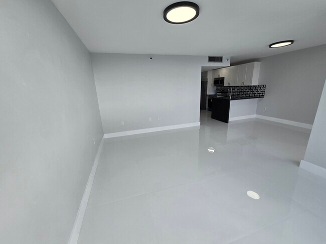 Building Photo - 1700 NW North River Dr