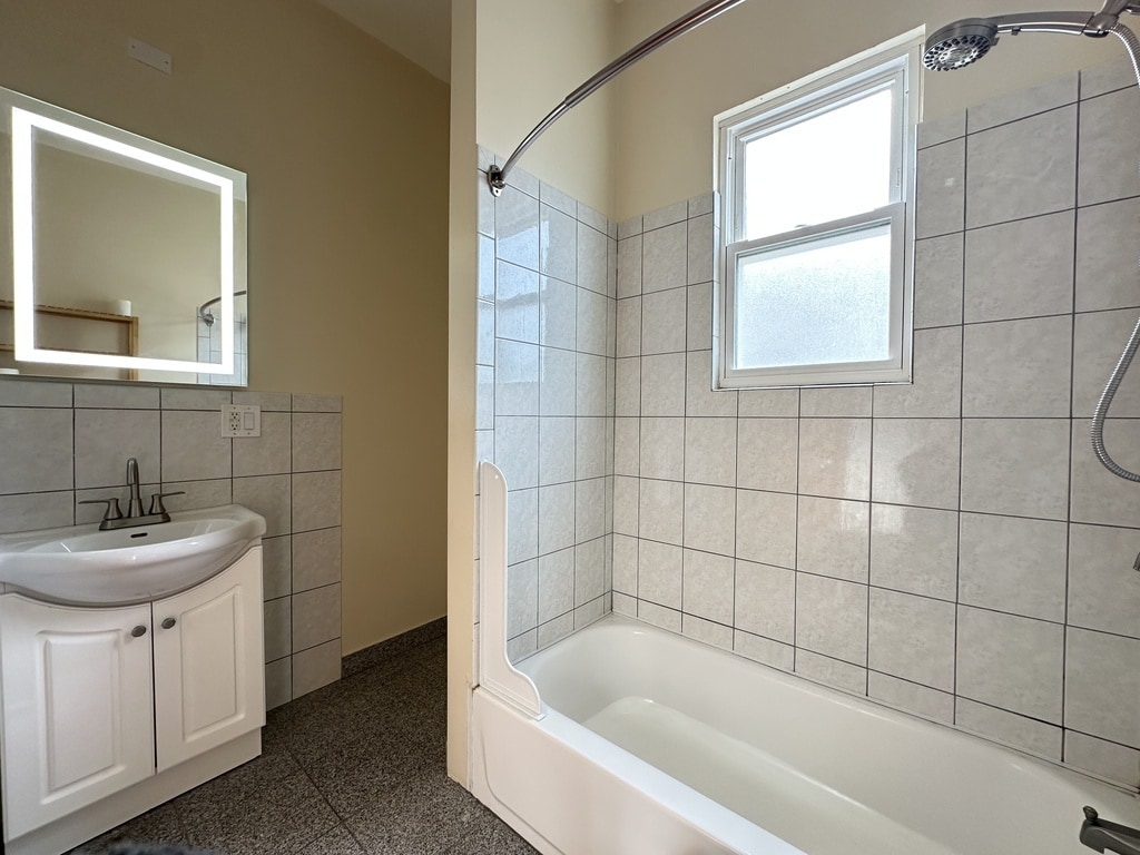 Building Photo - 2028 N Hamlin Ave