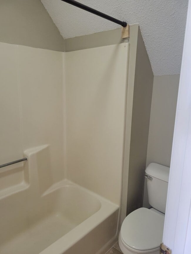 Building Photo - Knoxville 37922 - 2 bedroom, 2 bath townho...