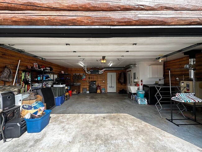 Building Photo - 3 Bed/2 Bath/2 Car Garage/Dogs Allowed