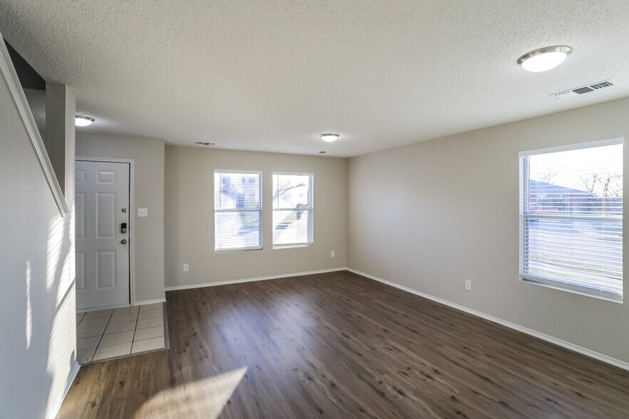 Building Photo - 16101 Hollyhill Ct