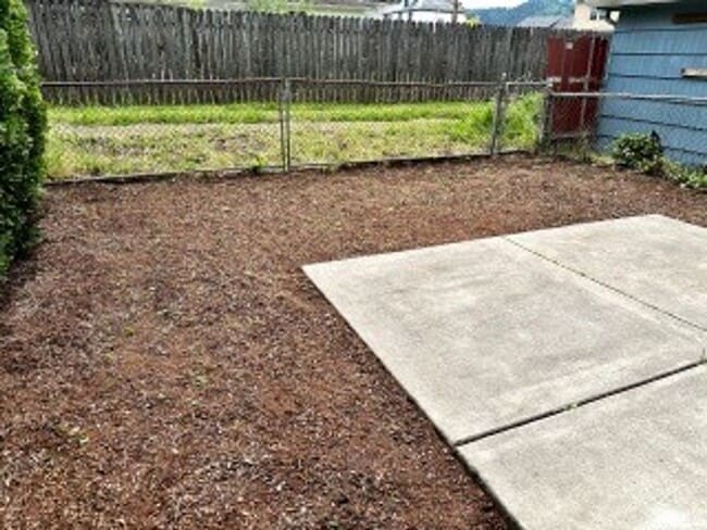 Building Photo - Beautiful 3 Bedroom Home Near University o...