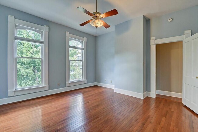 Building Photo - 943 N Park Ave