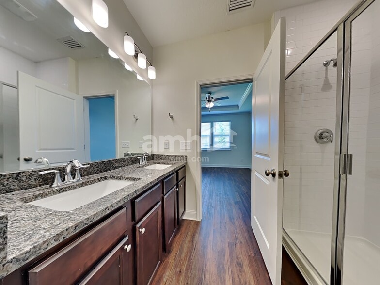Building Photo - 370 Banyan Frst Dr