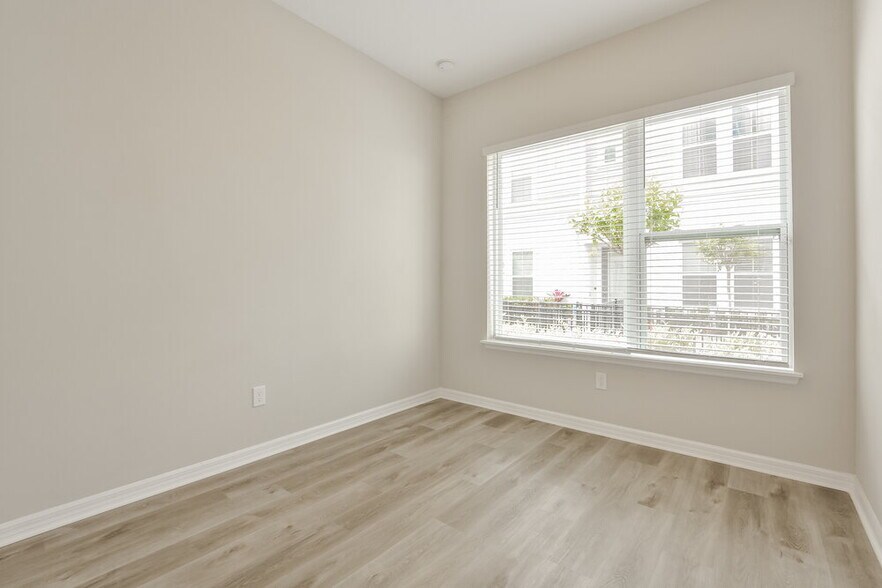 Building Photo - 1125 Mahonia Ct