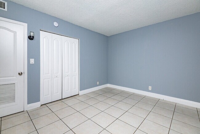 Building Photo - Charming 2-Bedroom Apartment – Fully Furni...