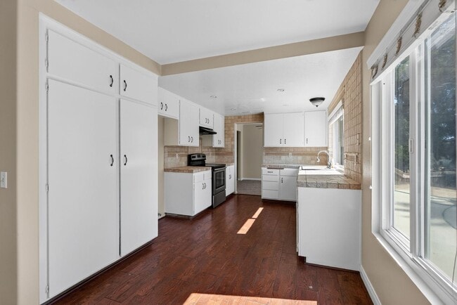 Building Photo - Canyon Crest Home