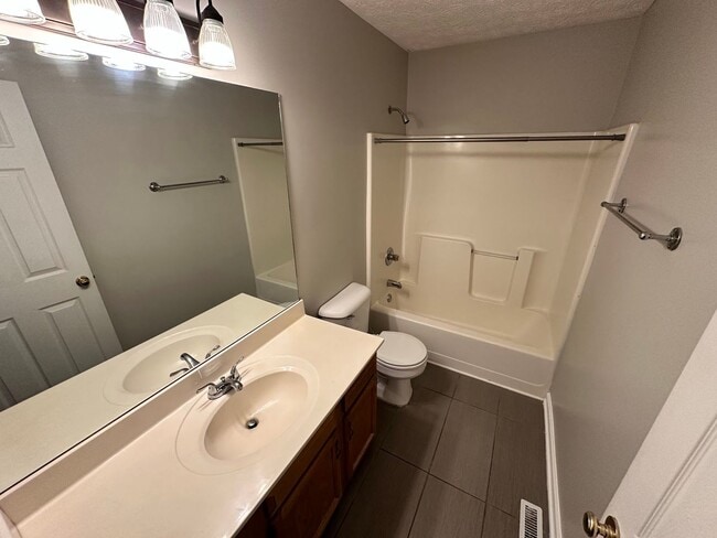 Building Photo - Lovely 2-Bedroom, 1.5-Bath Townhome in a Desirable Hamburg Location!