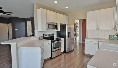 Building Photo - Modern 3 Bedroom 4 Bathroom Bellevue Home!