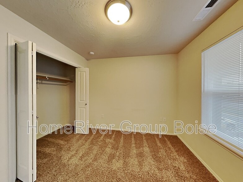 Building Photo - 1324 S Edgewater Cir