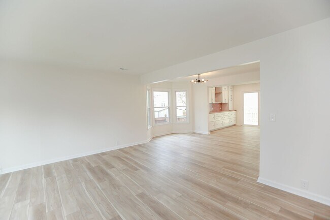 Building Photo - Beautifully renovated 3 bed 2.5 bath home ...