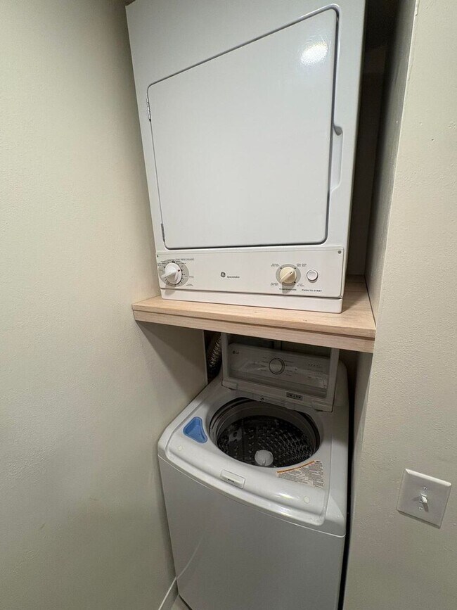 Building Photo - **$1,000 Move-in Special** 2 Bedroom in Bluewater Bay!