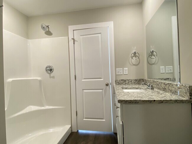 Building Photo - 592 E Martens Ct