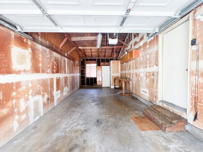 Building Photo - Inviting Duplex Just 5 Minutes from Sac State