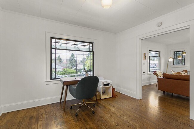 Building Photo - 3 bedroom, 2 bath gorgeous home now available by Mt. Tabor Park in SE Portland!