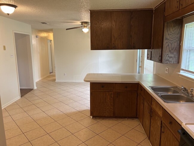 Building Photo - 1811 Janis Dr