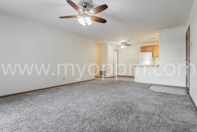 Building Photo - 2 Bedroom / 2 Bath Apartment With Lots of Open Space