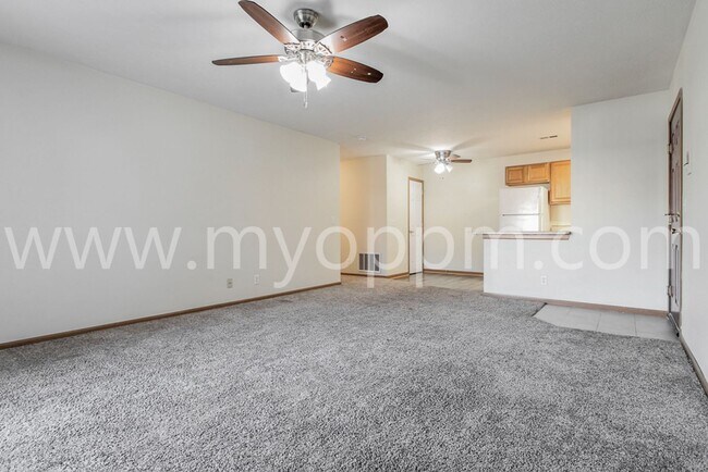 Building Photo - 2 Bedroom / 2 Bathroom Unit | Cornhusker Creek Apartment