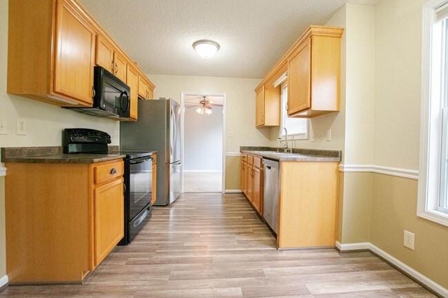 Building Photo - Pet Friendly Three Bedroom!
