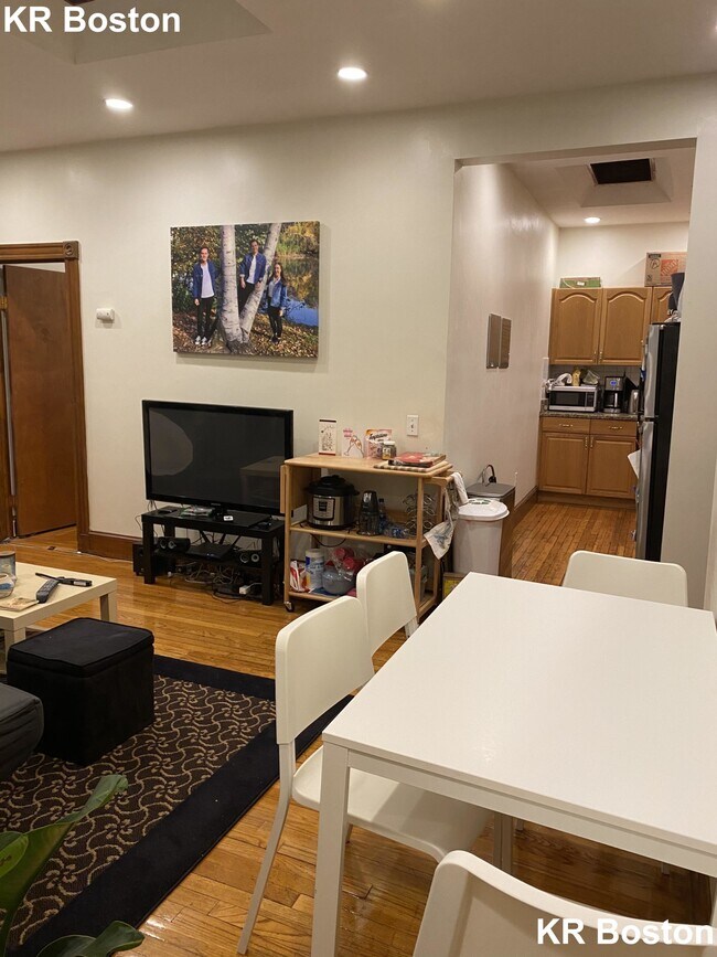 Building Photo - 26 Gibbs St