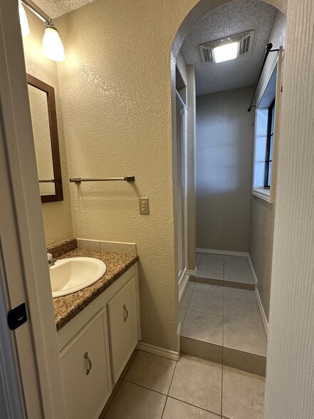 Building Photo - 2631 Sunset Dr