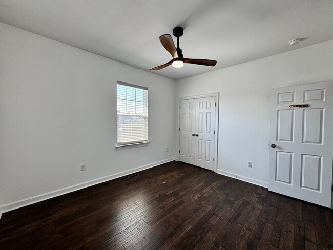 Building Photo - A Block From The Beaches! Ready 09-21-26! Oversized Parking Pad, Pet Friendly!