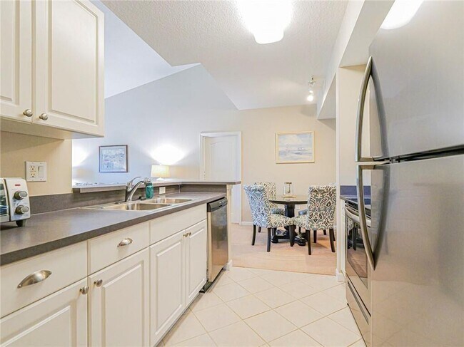 Building Photo - 5095 Fairways Cir