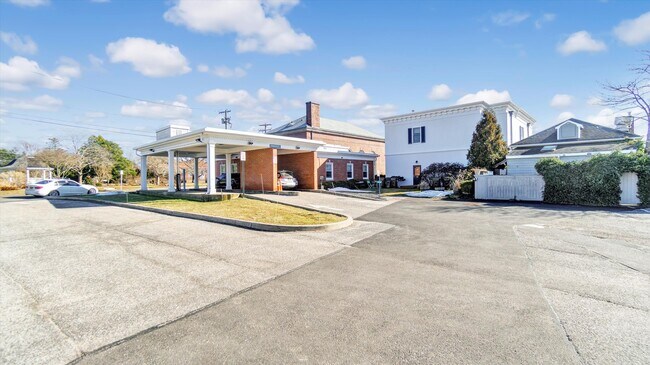 Building Photo - 148 Main St