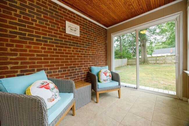 Building Photo - Beautiful 4 Bedroom Home off Of Cutshaw Ave! ***Available Early August 2026***