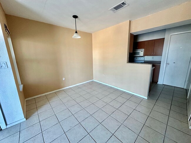 Building Photo - 2 Bedroom Condo w/ Water, Internet, and a ...