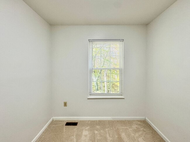 Building Photo - Beautifully updated 3BR/2.5BA townhome in Dale City!