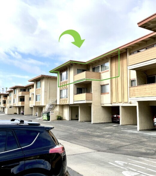 Unit exterior and balcony - 6824 Hyde Park Dr