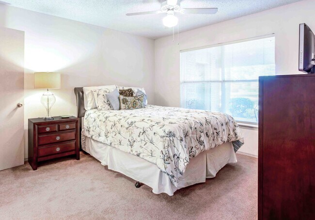 Building Photo - 501 Par Dr