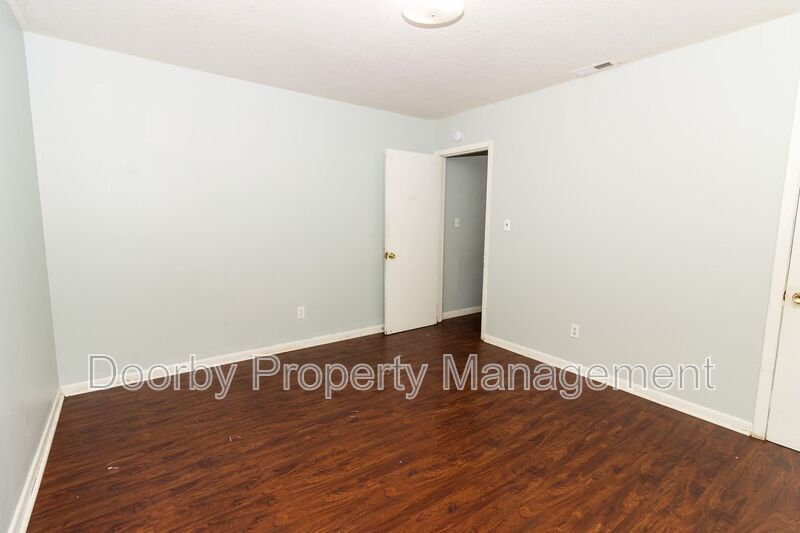 Building Photo - 1102 N Hawthorne St