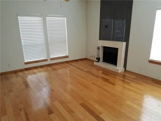 Building Photo - 802 S 1st St