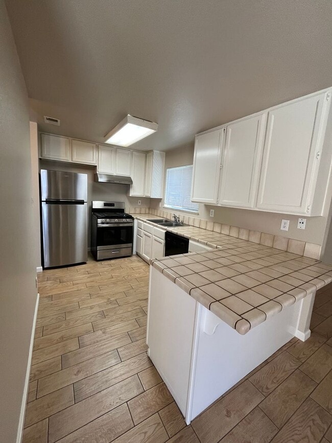 Building Photo - Available Now! Move-In Ready