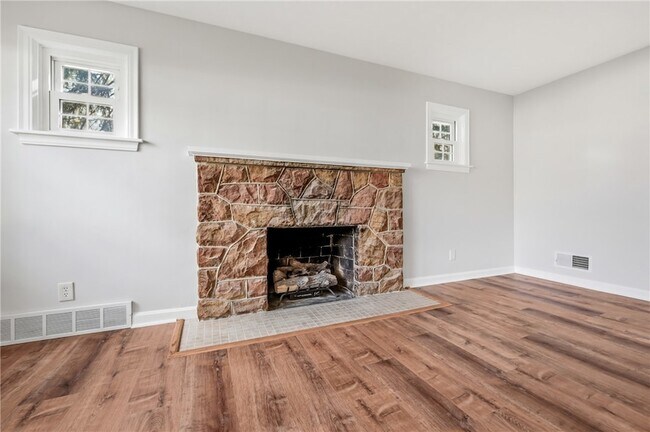 Building Photo - 1060 S Hermitage Rd