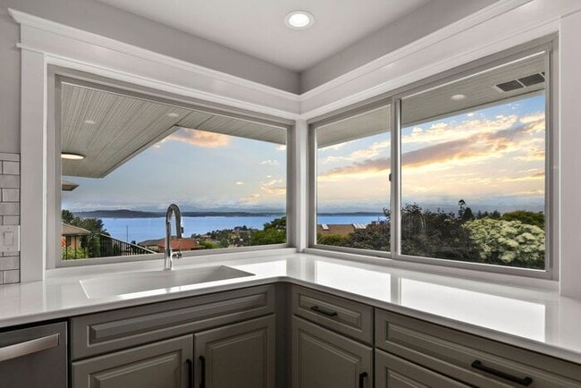 Building Photo - Gorgeous West Seattle Mid-Century Modern w...