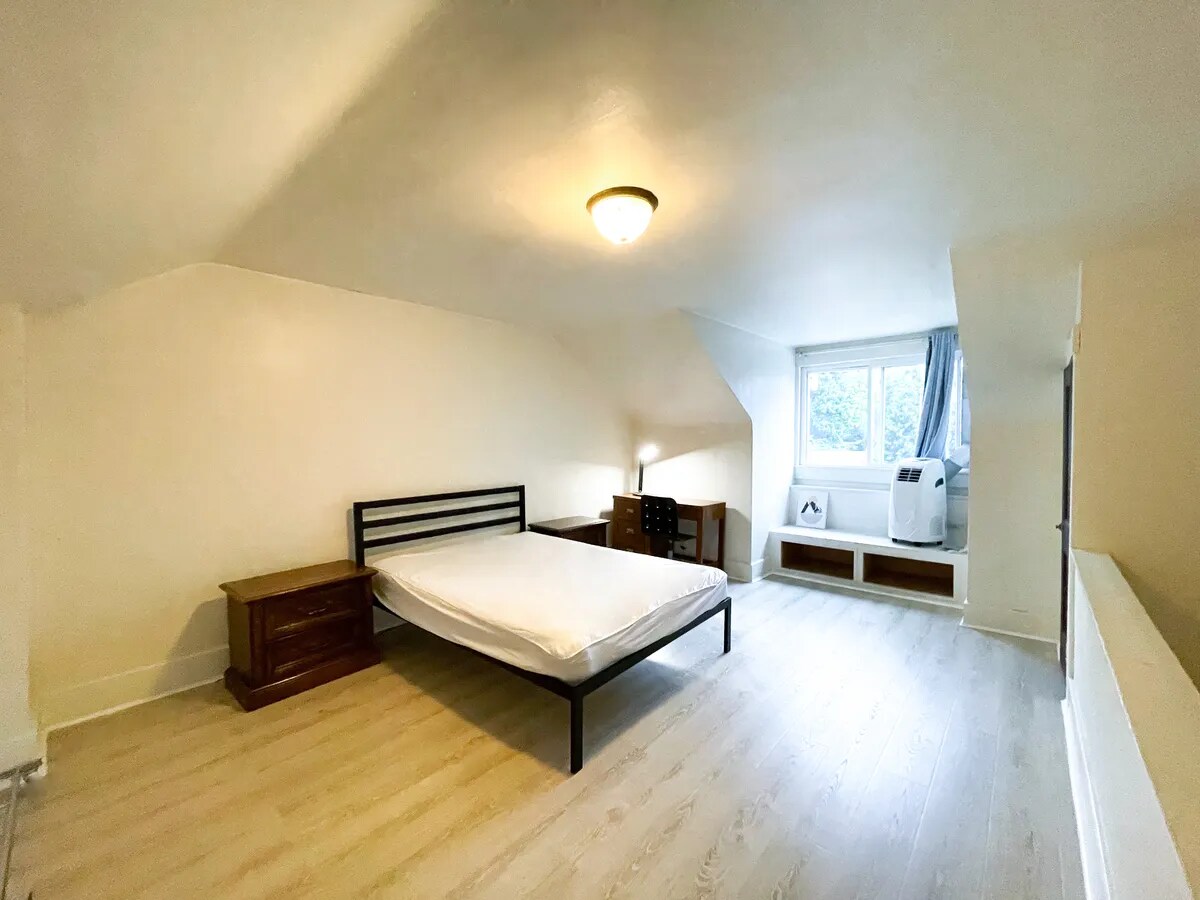 Building Photo - 1041 Mirror St