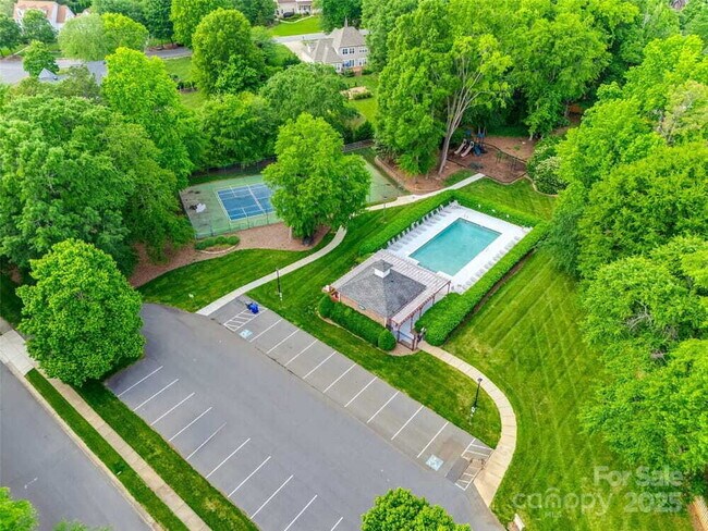 Building Photo - Beautiful 5-Bedroom Home in Huntersville w...