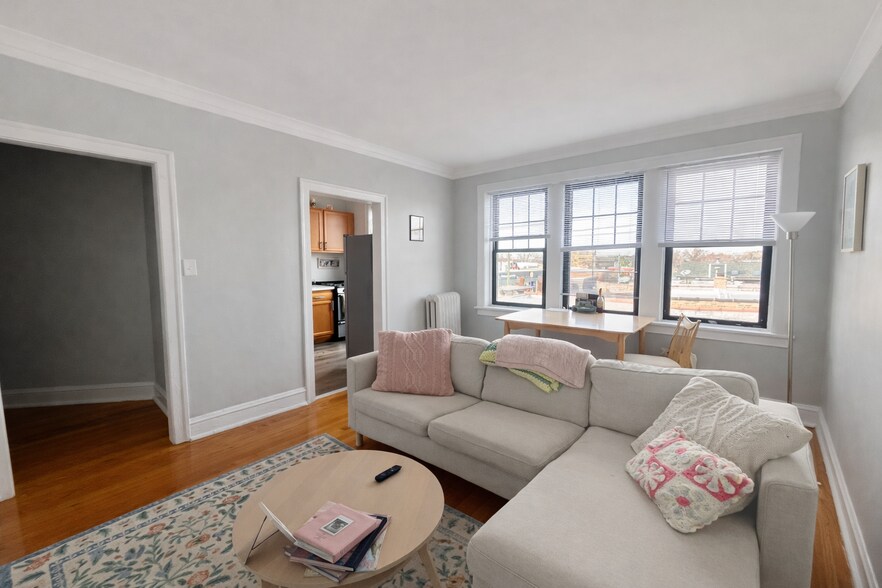 Building Photo - 2336 W Addison St